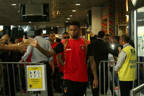 Time rubro-negro embarcou nesta tera-feira no Aeroporto Internacional dos Guararapes para enfrentar o Bahia nesta quarta, s 21h45, na Fonte Nova, em confronto vlido pela final da Copa do Nordeste