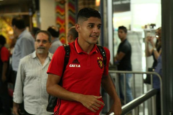 Time rubro-negro embarcou nesta tera-feira no Aeroporto Internacional dos Guararapes para enfrentar o Bahia nesta quarta, s 21h45, na Fonte Nova, em confronto vlido pela final da Copa do Nordeste