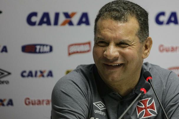 Celso Roth defendeu o Sport no ano 2000 e conquistou a Copa do Nordeste daquele ano. Recentemente não conseguiu bons resultados frente aos clubes do eixo Sul-Sudeste. Seu último trabalho foi à frente do Internacional, onde passou 22 jogos e obteve apenas 6 vitórias no comando do clube, rebaixado ao final do ano.