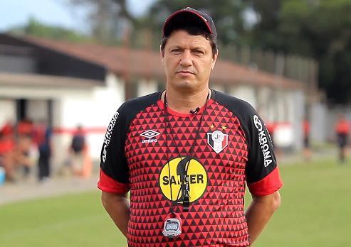 Bastante rodado no futebol brasileiro, Adilson Batista já chegou a treinar o Sport em 2005. Chegou a conversar com a diretoria do Leão na atual temporada, antes do acerto com Daniel Paulista. Seu nome gerou rejeição e o presidente Arnaldo Barros optou pela efetivação do até então auxiliar. Seu último trabalho foi pelo Joinville, na Série B da última temporada. No comando do clube catarinense em apenas 10 jogos, não conseguiu evitar o rebaixamento à Série C.