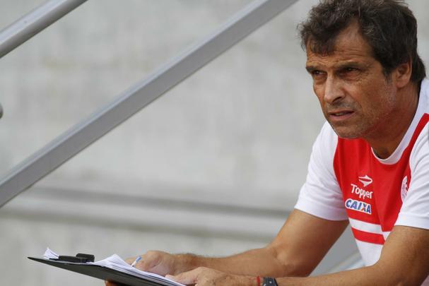 Após longos anos de experiência como auxiliar técnico no São Paulo, onde assumiu o cargo de comandante interino por diversas vezes, Milton Cruz resolveu lançar-se ao futebol como treinador no início da atual temporada no Náutico, sob influência de Muricy Ramalho. Foram apenas 12 jogos e cinco vitórias, além da eliminação precoce na copa do Nordeste e no Estadual. Deixou o Timbu por conta da readequação da folha salarial do clube.