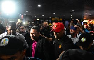 Novo treinador do Sport foi bastante assediado pela torcida no aeroporto antes de se dirigir ao CT