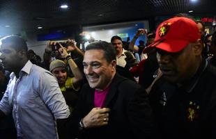 Novo treinador do Sport foi bastante assediado pela torcida no aeroporto antes de se dirigir ao CT