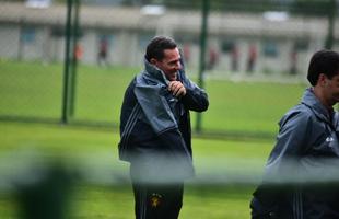 Aps entrevista coletiva, Vanderlei Luxemburgo comandou o seu primeiro treino no gramado do CT. Ele vai fazer a sua estreia contra o Botafogo, nesta quarta-feira, pela Copa do Brasil