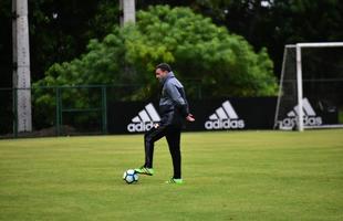 Aps entrevista coletiva, Vanderlei Luxemburgo comandou o seu primeiro treino no gramado do CT. Ele vai fazer a sua estreia contra o Botafogo, nesta quarta-feira, pela Copa do Brasil