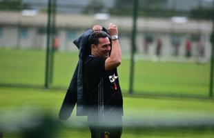 Aps entrevista coletiva, Vanderlei Luxemburgo comandou o seu primeiro treino no gramado do CT. Ele vai fazer a sua estreia contra o Botafogo, nesta quarta-feira, pela Copa do Brasil