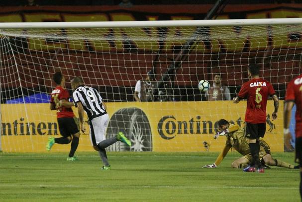 Na estreia de Vanderlei Luxemburgo no comando, Sport tentou reverter desvantagem de 2 a 1, construda no primeiro duelo, para avanar s quartas de finais da Copa do Brasil. Acabou dominado no primeiro tempo pelo Botafogo e comeou perdendo, com gol de Roger. Leo ainda teve Rogrio expulso, mas reagiu. Conseguiu o empate com Durval. Entretanto, o gol no foi o suficiente para evitar a eliminao.