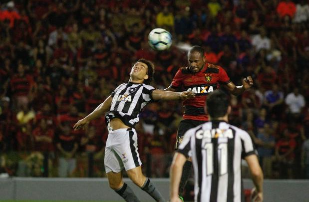 Na estreia de Vanderlei Luxemburgo no comando, Sport tentou reverter desvantagem de 2 a 1, construda no primeiro duelo, para avanar s quartas de finais da Copa do Brasil. Acabou dominado no primeiro tempo pelo Botafogo e comeou perdendo, com gol de Roger. Leo ainda teve Rogrio expulso, mas reagiu. Conseguiu o empate com Durval. Entretanto, o gol no foi o suficiente para evitar a eliminao.