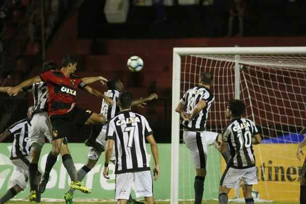 Na estreia de Vanderlei Luxemburgo no comando, Sport tentou reverter desvantagem de 2 a 1, construda no primeiro duelo, para avanar s quartas de finais da Copa do Brasil. Acabou dominado no primeiro tempo pelo Botafogo e comeou perdendo, com gol de Roger. Leo ainda teve Rogrio expulso, mas reagiu. Conseguiu o empate com Durval. Entretanto, o gol no foi o suficiente para evitar a eliminao.
