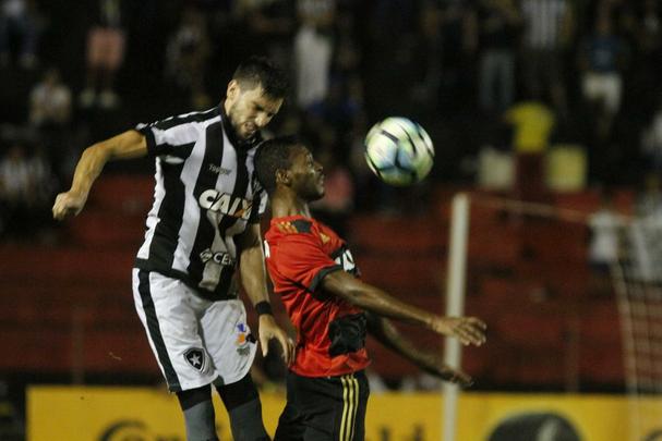 Na estreia de Vanderlei Luxemburgo no comando, Sport tentou reverter desvantagem de 2 a 1, construda no primeiro duelo, para avanar s quartas de finais da Copa do Brasil. Acabou dominado no primeiro tempo pelo Botafogo e comeou perdendo, com gol de Roger. Leo ainda teve Rogrio expulso, mas reagiu. Conseguiu o empate com Durval. Entretanto, o gol no foi o suficiente para evitar a eliminao.