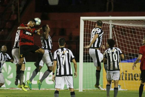 Na estreia de Vanderlei Luxemburgo no comando, Sport tentou reverter desvantagem de 2 a 1, construda no primeiro duelo, para avanar s quartas de finais da Copa do Brasil. Acabou dominado no primeiro tempo pelo Botafogo e comeou perdendo, com gol de Roger. Leo ainda teve Rogrio expulso, mas reagiu. Conseguiu o empate com Durval. Entretanto, o gol no foi o suficiente para evitar a eliminao.
