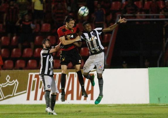 Na estreia de Vanderlei Luxemburgo no comando, Sport tentou reverter desvantagem de 2 a 1, construda no primeiro duelo, para avanar s quartas de finais da Copa do Brasil. Acabou dominado no primeiro tempo pelo Botafogo e comeou perdendo, com gol de Roger. Leo ainda teve Rogrio expulso, mas reagiu. Conseguiu o empate com Durval. Entretanto, o gol no foi o suficiente para evitar a eliminao.