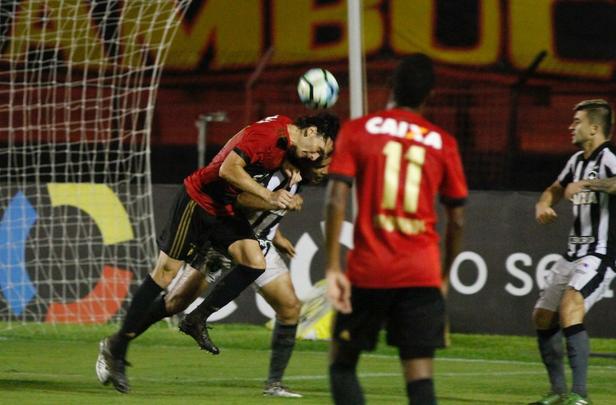 Na estreia de Vanderlei Luxemburgo no comando, Sport tentou reverter desvantagem de 2 a 1, construda no primeiro duelo, para avanar s quartas de finais da Copa do Brasil. Acabou dominado no primeiro tempo pelo Botafogo e comeou perdendo, com gol de Roger. Leo ainda teve Rogrio expulso, mas reagiu. Conseguiu o empate com Durval. Entretanto, o gol no foi o suficiente para evitar a eliminao.