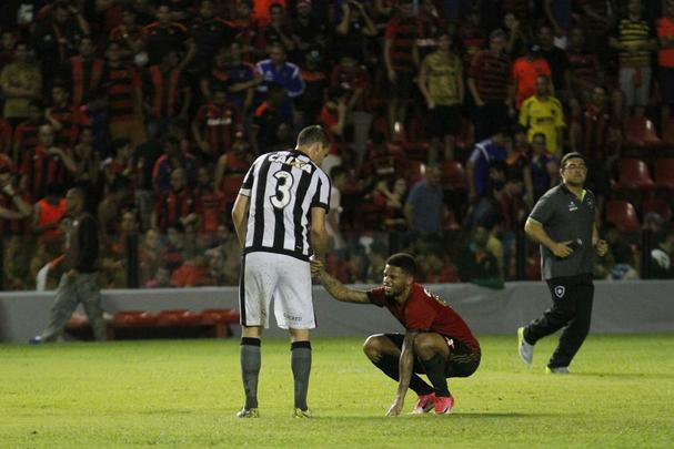 Na estreia de Vanderlei Luxemburgo no comando, Sport tentou reverter desvantagem de 2 a 1, construda no primeiro duelo, para avanar s quartas de finais da Copa do Brasil. Acabou dominado no primeiro tempo pelo Botafogo e comeou perdendo, com gol de Roger. Leo ainda teve Rogrio expulso, mas reagiu. Conseguiu o empate com Durval. Entretanto, o gol no foi o suficiente para evitar a eliminao.