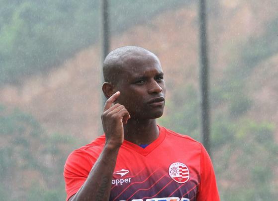 VOLANTE - Amaral, de 27 anos, foi campeo gacho deste ano com o Novo Hamburgo, participando de 16 partidas da campanha do ttulo indito, todas como titular. Amaral se enquadra no novo perfil de jogadores procurados pelo Nutico aps a readequao financeira do clube. Atletas baratos, desconhecidos e que buscam vitrine. Alm do Novo Hamburgo, o volante conta com passagens tambm por outros clubes modestos como o Santo ngelo, Panambi, Brasil de Farroupilha, todos do Rio Grande do Sul, alm do 3 de Febrero, do Paraguai. Amaral tambm j atuou como lateral direito.