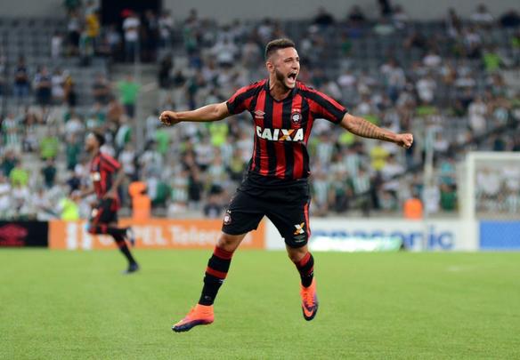 VOLANTE - Renan Paulino comeou a carreira na Portuguesa e ano passado jogou o Paulisto pela Ferroviria. Este ano, realizou oito jogos com a camisa do Atltico-PR e marcou um gol. Pouco utilizado pelo Furaco, acertou a vinda para o Timbu, onde dever ser mais utilizado pelo tcnico Waldemar Lemos.
