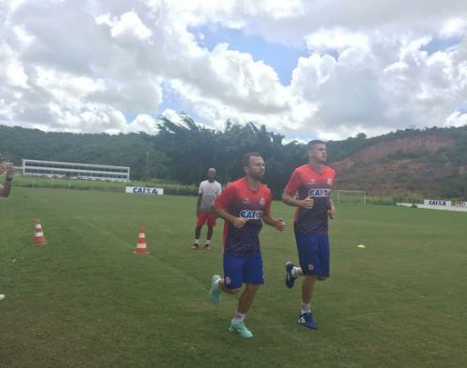 VOLANTE - Vindo das categorias de base do Palmeiras, Jobson (D), 21 anos, estava emprestado ao Nacional, de So Paulo, desde o ano passado. Foi acionado em 19 jogos, sendo 15 como titular e marcou dois gols. O volante chegou ao Timbu por emprstimo do Palmeiras por um perodo de um ms apenas. Isso porque tem contrato com o clube paulista at o dia 20 de junho. Caso agrade, assina em definitivo com o clube alvirrubro quando encerrar o vnculo com o Palmeiras.