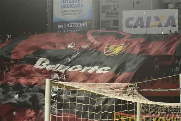 Jogando em casa, Sport apresentou melhor futebol que o Flamengo no segundo tempo e aproveitou erro do goleiro muralha para marcar o primeiro gol, com Osvaldo. Thoms, saindo do banco, ainda marcou o segundo na vitria do Leo, primeira sob comando do tcnico Vanderlei Luxemburgo.