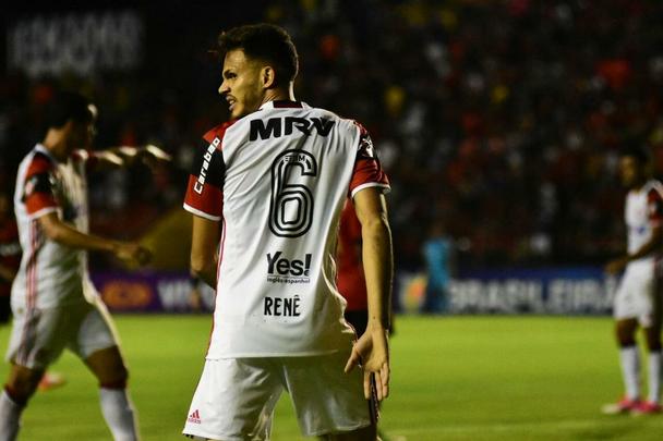 Jogando em casa, Sport apresentou melhor futebol que o Flamengo no segundo tempo e aproveitou erro do goleiro muralha para marcar o primeiro gol, com Osvaldo. Thoms, saindo do banco, ainda marcou o segundo na vitria do Leo, primeira sob comando do tcnico Vanderlei Luxemburgo.