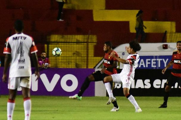 Jogando em casa, Sport apresentou melhor futebol que o Flamengo no segundo tempo e aproveitou erro do goleiro muralha para marcar o primeiro gol, com Osvaldo. Thoms, saindo do banco, ainda marcou o segundo na vitria do Leo, primeira sob comando do tcnico Vanderlei Luxemburgo.