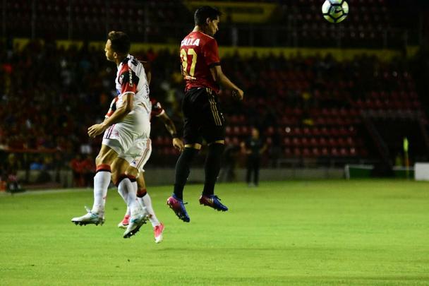 Jogando em casa, Sport apresentou melhor futebol que o Flamengo no segundo tempo e aproveitou erro do goleiro muralha para marcar o primeiro gol, com Osvaldo. Thoms, saindo do banco, ainda marcou o segundo na vitria do Leo, primeira sob comando do tcnico Vanderlei Luxemburgo.