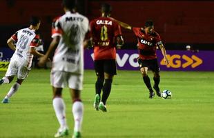 Jogando em casa, Sport apresentou melhor futebol que o Flamengo no segundo tempo e aproveitou erro do goleiro muralha para marcar o primeiro gol, com Osvaldo. Thoms, saindo do banco, ainda marcou o segundo na vitria do Leo, primeira sob comando do tcnico Vanderlei Luxemburgo.
