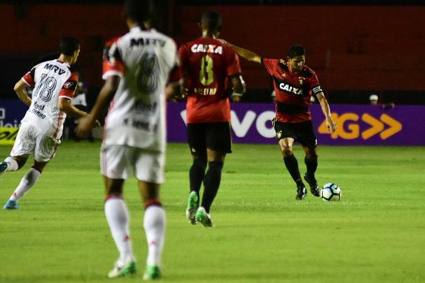Jogando em casa, Sport apresentou melhor futebol que o Flamengo no segundo tempo e aproveitou erro do goleiro muralha para marcar o primeiro gol, com Osvaldo. Thoms, saindo do banco, ainda marcou o segundo na vitria do Leo, primeira sob comando do tcnico Vanderlei Luxemburgo.