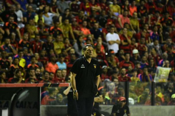 Jogando em casa, Sport apresentou melhor futebol que o Flamengo no segundo tempo e aproveitou erro do goleiro muralha para marcar o primeiro gol, com Osvaldo. Thoms, saindo do banco, ainda marcou o segundo na vitria do Leo, primeira sob comando do tcnico Vanderlei Luxemburgo.