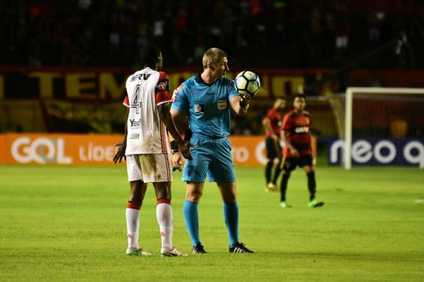 Jogando em casa, Sport apresentou melhor futebol que o Flamengo no segundo tempo e aproveitou erro do goleiro muralha para marcar o primeiro gol, com Osvaldo. Thoms, saindo do banco, ainda marcou o segundo na vitria do Leo, primeira sob comando do tcnico Vanderlei Luxemburgo.