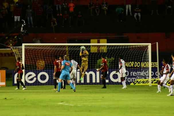 Jogando em casa, Sport apresentou melhor futebol que o Flamengo no segundo tempo e aproveitou erro do goleiro muralha para marcar o primeiro gol, com Osvaldo. Thoms, saindo do banco, ainda marcou o segundo na vitria do Leo, primeira sob comando do tcnico Vanderlei Luxemburgo.