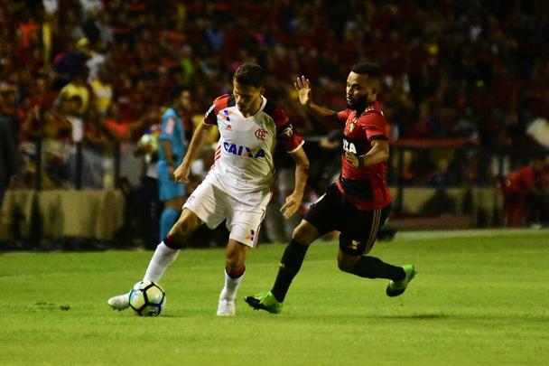 Jogando em casa, Sport apresentou melhor futebol que o Flamengo no segundo tempo e aproveitou erro do goleiro muralha para marcar o primeiro gol, com Osvaldo. Thoms, saindo do banco, ainda marcou o segundo na vitria do Leo, primeira sob comando do tcnico Vanderlei Luxemburgo.