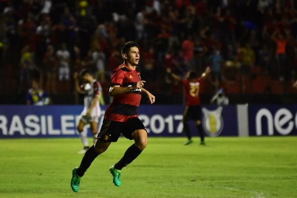 Jogando em casa, Sport apresentou melhor futebol que o Flamengo no segundo tempo e aproveitou erro do goleiro muralha para marcar o primeiro gol, com Osvaldo. Thoms, saindo do banco, ainda marcou o segundo na vitria do Leo, primeira sob comando do tcnico Vanderlei Luxemburgo.