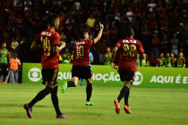 Jogando em casa, Sport apresentou melhor futebol que o Flamengo no segundo tempo e aproveitou erro do goleiro muralha para marcar o primeiro gol, com Osvaldo. Thoms, saindo do banco, ainda marcou o segundo na vitria do Leo, primeira sob comando do tcnico Vanderlei Luxemburgo.