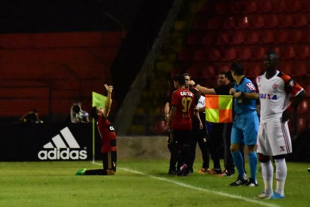 Jogando em casa, Sport apresentou melhor futebol que o Flamengo no segundo tempo e aproveitou erro do goleiro muralha para marcar o primeiro gol, com Osvaldo. Thoms, saindo do banco, ainda marcou o segundo na vitria do Leo, primeira sob comando do tcnico Vanderlei Luxemburgo.