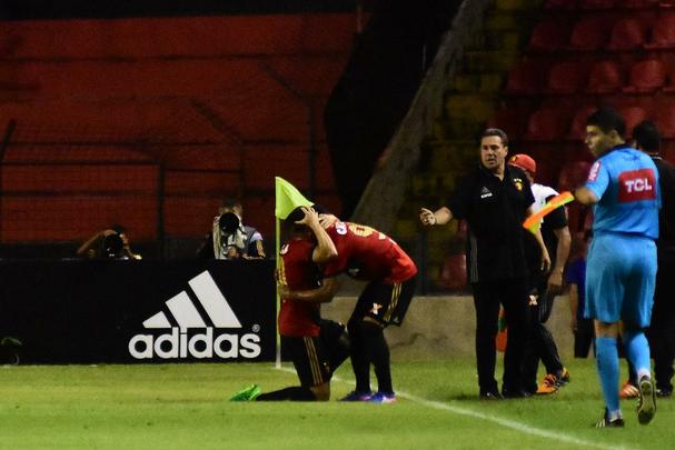 Jogando em casa, Sport apresentou melhor futebol que o Flamengo no segundo tempo e aproveitou erro do goleiro muralha para marcar o primeiro gol, com Osvaldo. Thoms, saindo do banco, ainda marcou o segundo na vitria do Leo, primeira sob comando do tcnico Vanderlei Luxemburgo.