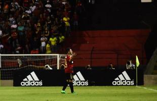 Jogando em casa, Sport apresentou melhor futebol que o Flamengo no segundo tempo e aproveitou erro do goleiro muralha para marcar o primeiro gol, com Osvaldo. Thoms, saindo do banco, ainda marcou o segundo na vitria do Leo, primeira sob comando do tcnico Vanderlei Luxemburgo.