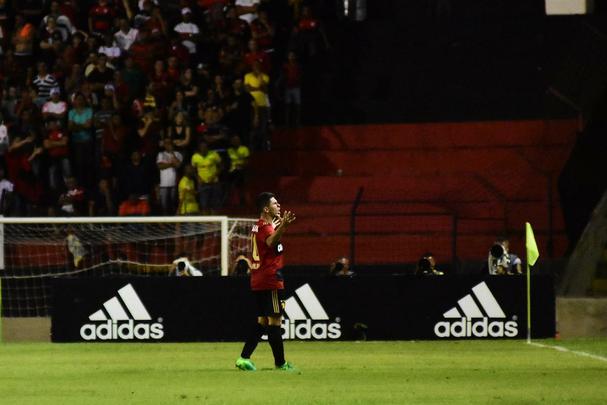 Jogando em casa, Sport apresentou melhor futebol que o Flamengo no segundo tempo e aproveitou erro do goleiro muralha para marcar o primeiro gol, com Osvaldo. Thoms, saindo do banco, ainda marcou o segundo na vitria do Leo, primeira sob comando do tcnico Vanderlei Luxemburgo.