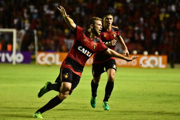 Jogando em casa, Sport apresentou melhor futebol que o Flamengo no segundo tempo e aproveitou erro do goleiro muralha para marcar o primeiro gol, com Osvaldo. Thoms, saindo do banco, ainda marcou o segundo na vitria do Leo, primeira sob comando do tcnico Vanderlei Luxemburgo.