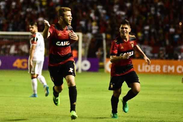 Jogando em casa, Sport apresentou melhor futebol que o Flamengo no segundo tempo e aproveitou erro do goleiro muralha para marcar o primeiro gol, com Osvaldo. Thoms, saindo do banco, ainda marcou o segundo na vitria do Leo, primeira sob comando do tcnico Vanderlei Luxemburgo.