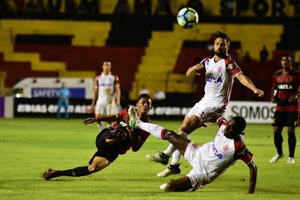 Jogando em casa, Sport apresentou melhor futebol que o Flamengo no segundo tempo e aproveitou erro do goleiro muralha para marcar o primeiro gol, com Osvaldo. Thoms, saindo do banco, ainda marcou o segundo na vitria do Leo, primeira sob comando do tcnico Vanderlei Luxemburgo.