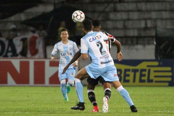 Tricolor não aproveitou as chances que teve no primeiro tempo e viu o Londrina, em pênalti polêmico, abrir o placar ainda na primeira etapa. No segundo tempo acabou engolido após dois gols de Artur. João Paulo ainda diminuiu o placar para os corais, mas já era tarde demais.