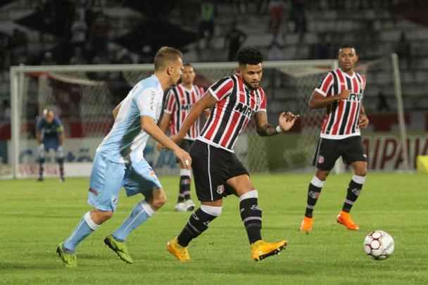 Tricolor não aproveitou as chances que teve no primeiro tempo e viu o Londrina, em pênalti polêmico, abrir o placar ainda na primeira etapa. No segundo tempo acabou engolido após dois gols de Artur. João Paulo ainda diminuiu o placar para os corais, mas já era tarde demais.
