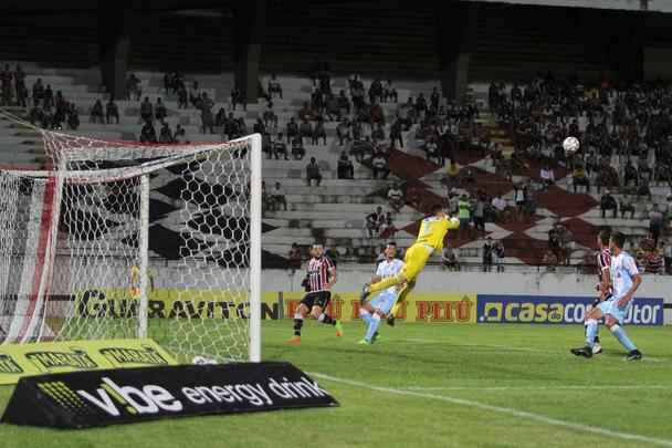 Tricolor não aproveitou as chances que teve no primeiro tempo e viu o Londrina, em pênalti polêmico, abrir o placar ainda na primeira etapa. No segundo tempo acabou engolido após dois gols de Artur. João Paulo ainda diminuiu o placar para os corais, mas já era tarde demais.