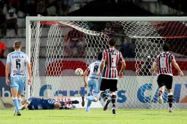 Tricolor não aproveitou as chances que teve no primeiro tempo e viu o Londrina, em pênalti polêmico, abrir o placar ainda na primeira etapa. No segundo tempo acabou engolido após dois gols de Artur. João Paulo ainda diminuiu o placar para os corais, mas já era tarde demais.