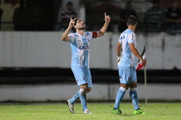 Tricolor não aproveitou as chances que teve no primeiro tempo e viu o Londrina, em pênalti polêmico, abrir o placar ainda na primeira etapa. No segundo tempo acabou engolido após dois gols de Artur. João Paulo ainda diminuiu o placar para os corais, mas já era tarde demais.