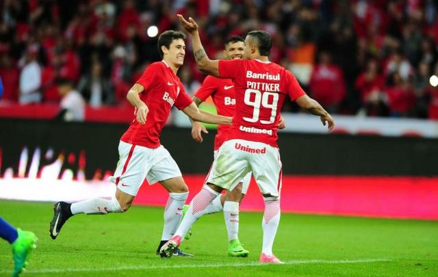 No Beira-rio, Nutico perde por 4 a 2 para o Internacional em jogo com quatro pnaltis a favor do Colorado, sendo dois defendidos por Tiago Cardoso, e duas expulses no Timbu