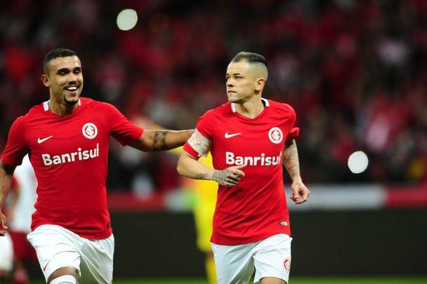 No Beira-rio, Nutico perde por 4 a 2 para o Internacional em jogo com quatro pnaltis a favor do Colorado, sendo dois defendidos por Tiago Cardoso, e duas expulses no Timbu