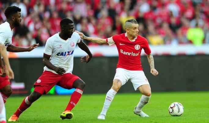 No Beira-rio, Nutico perde por 4 a 2 para o Internacional em jogo com quatro pnaltis a favor do Colorado, sendo dois defendidos por Tiago Cardoso, e duas expulses no Timbu