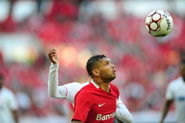 No Beira-rio, Nutico perde por 4 a 2 para o Internacional em jogo com quatro pnaltis a favor do Colorado, sendo dois defendidos por Tiago Cardoso, e duas expulses no Timbu