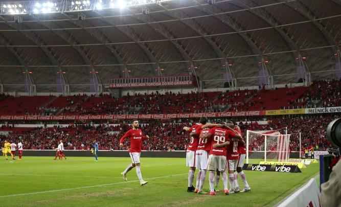 No Beira-rio, Nutico perde por 4 a 2 para o Internacional em jogo com quatro pnaltis a favor do Colorado, sendo dois defendidos por Tiago Cardoso, e duas expulses no Timbu